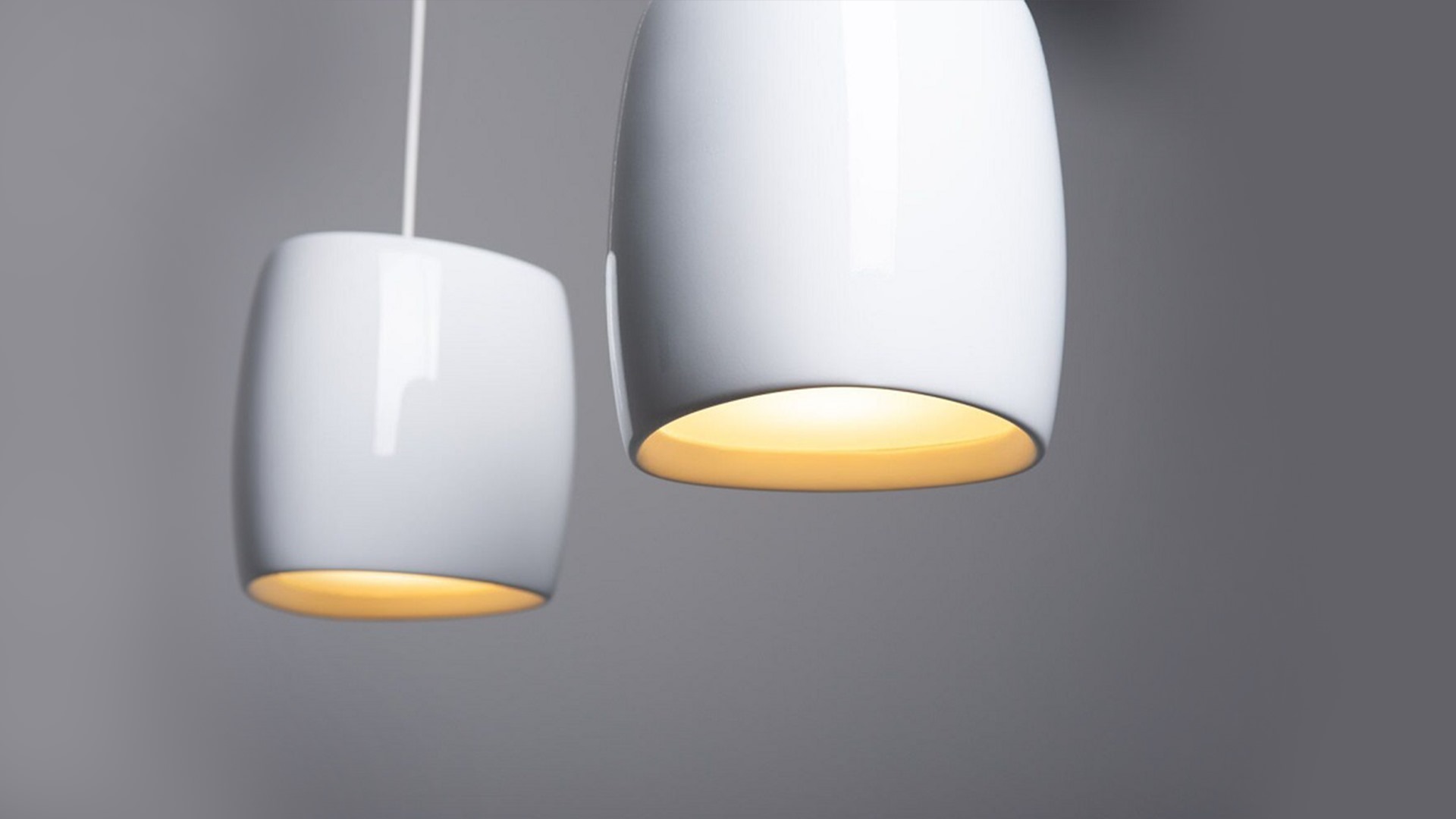 זוג מנורות תלויות מעוצבות גוף לבן